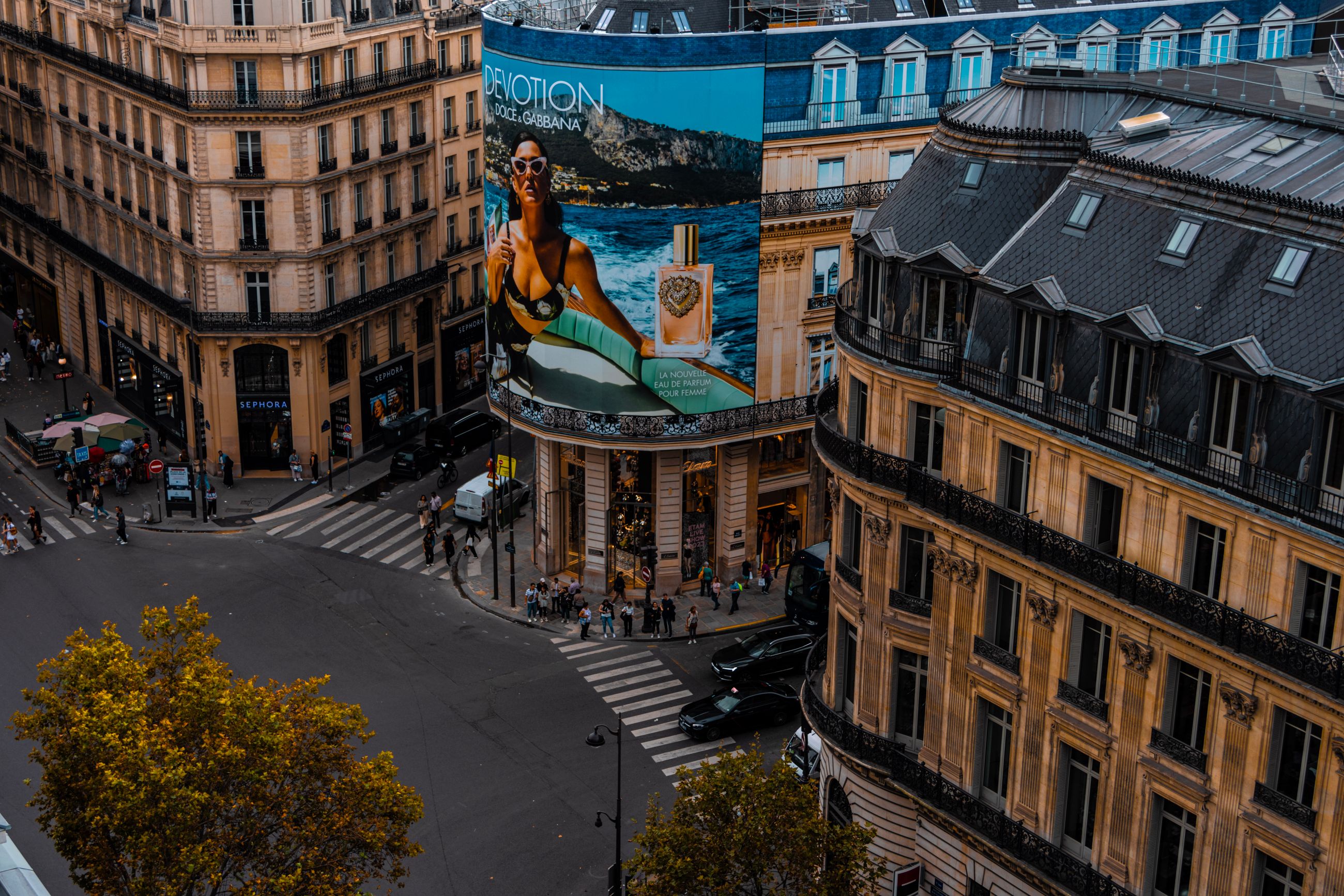 Paris şehir merkezinde büyük format cephe reklamı örneği
