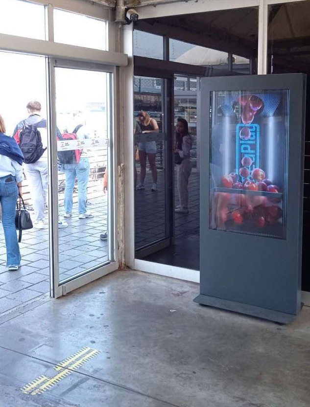 İskele içindeki dikey reklam raketi