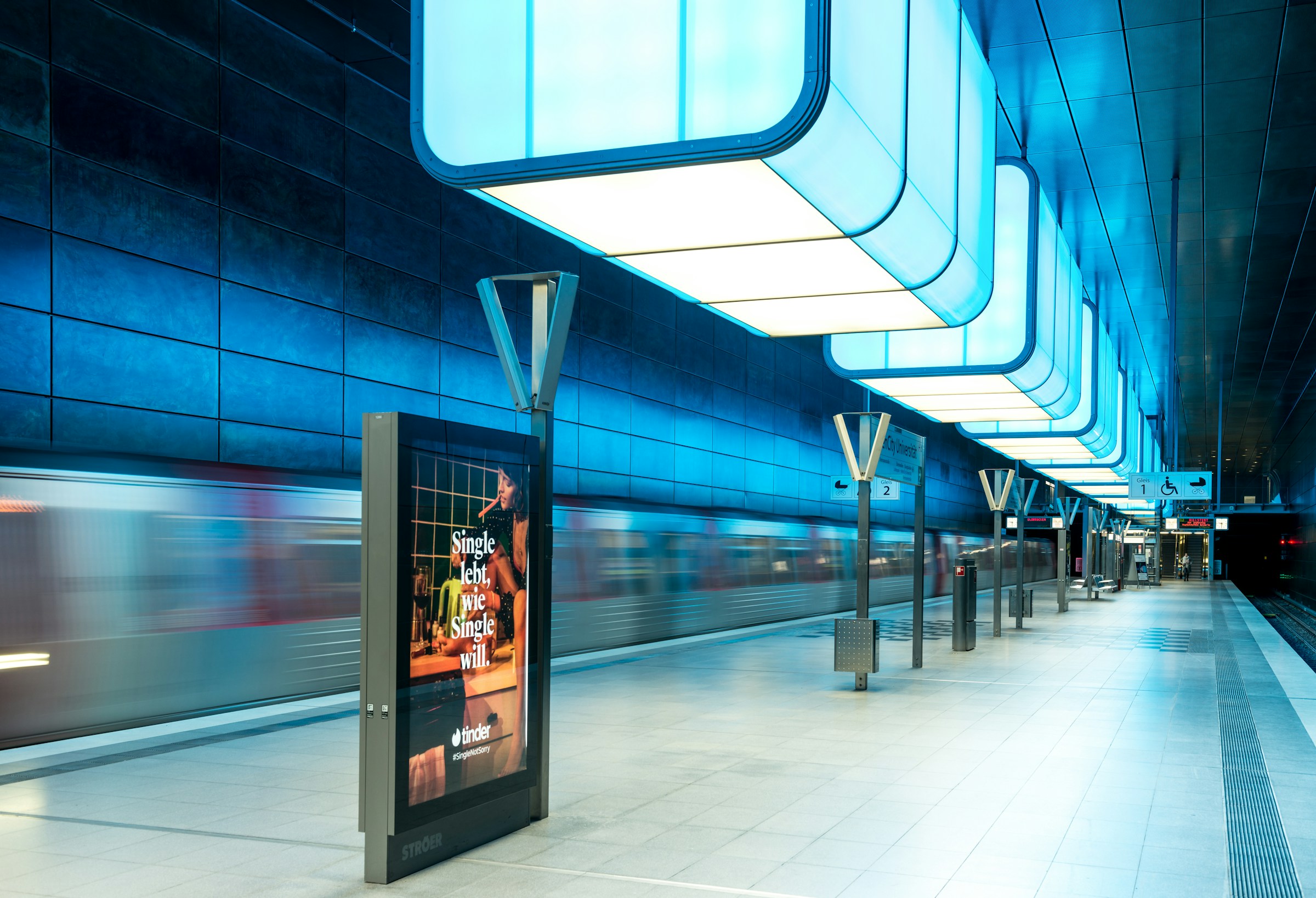 Hamburg metro istasyonunda dijital reklam ekranı örneği